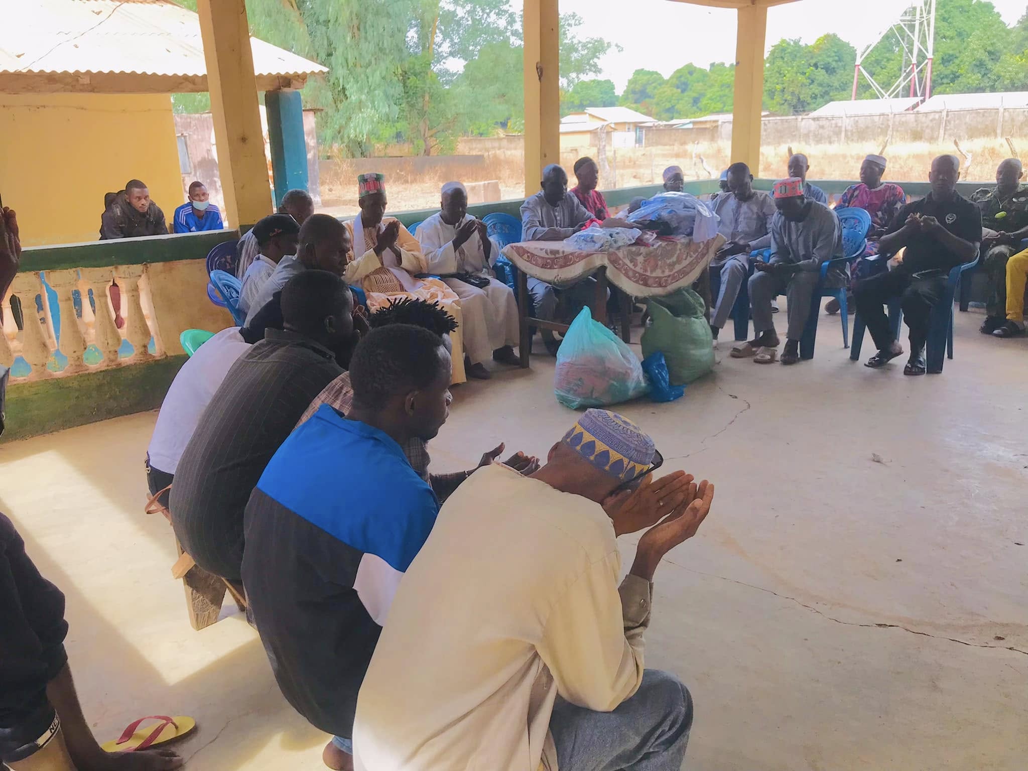 Remise des dons par Monsieur le préfet à l’occasion de la finale du tournoi du préfèt de Koundara